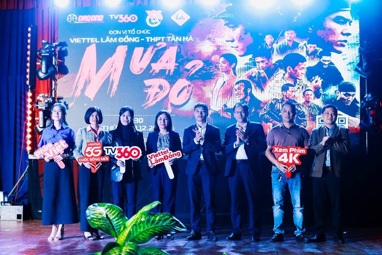 '''''''Ảnh có chứa trang phục, buổi hòa nhạc, sân khấu, người

Nội dung do AI tạo ra có thể không chính xác.'''''''