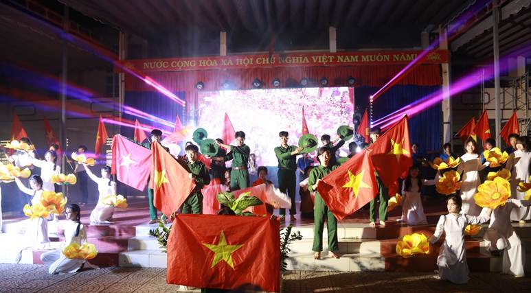 '''''''Ảnh có chứa người, Khiêu vũ, Truyền thống, trang phục

Nội dung do AI tạo ra có thể không chính xác.'''''''