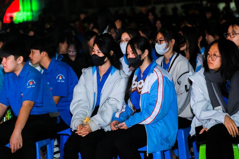 '''''''Ảnh có chứa người, trang phục, Mặt người, Tuổi trẻ

Nội dung do AI tạo ra có thể không chính xác.'''''''