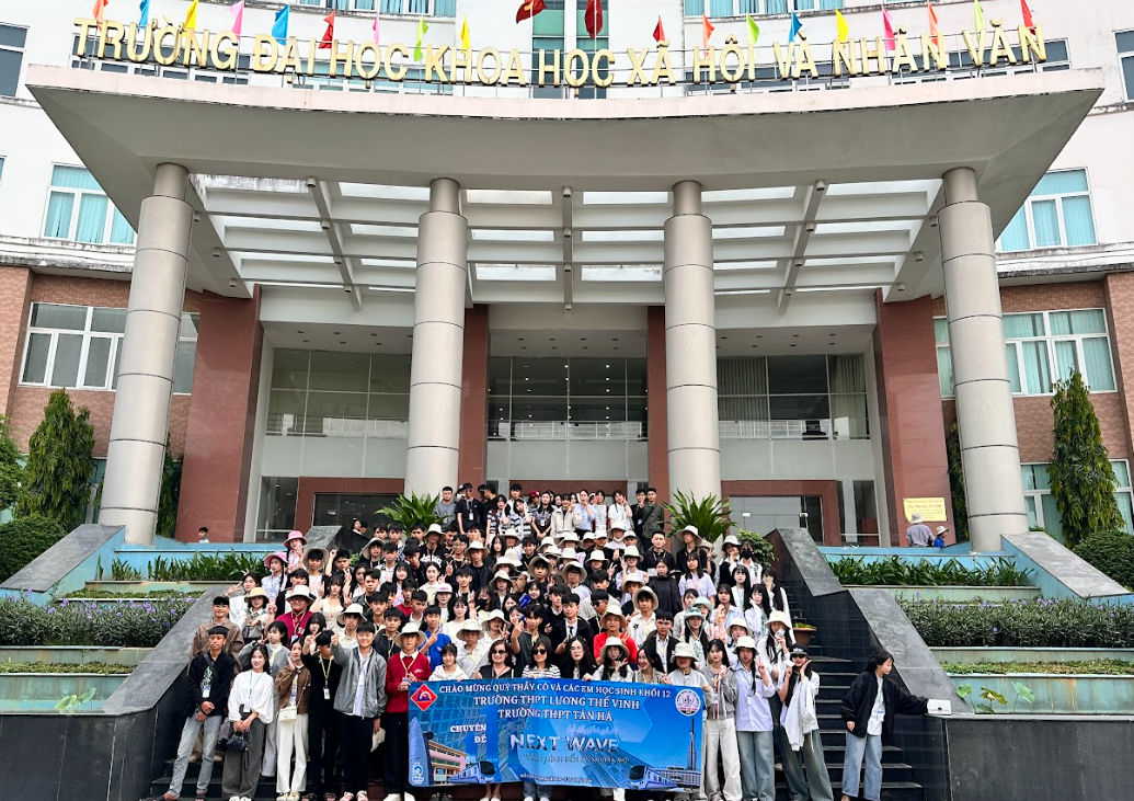 TRƯỜNG THPT TÂN HÀ TỔ CHỨC HOẠT ĐỘNG TRẢI NGHIỆM THỰC TẾ VÀ HƯỚNG NGHIỆP TẠI TP. HỒ CHÍ MINH