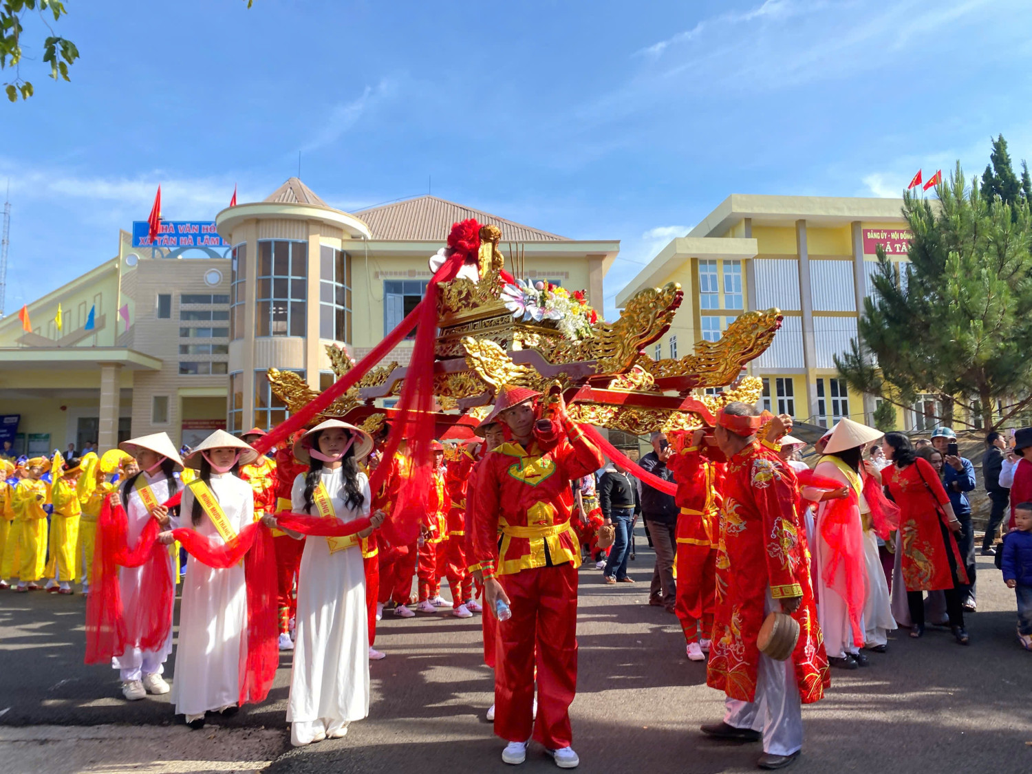 THPT TÂN HÀ - TRANG NGHIÊM CÁC HOẠT ĐỘNG HƯỚNG VỀ CỘI NGUỒN NHÂN NGÀY QUỐC GIỖ