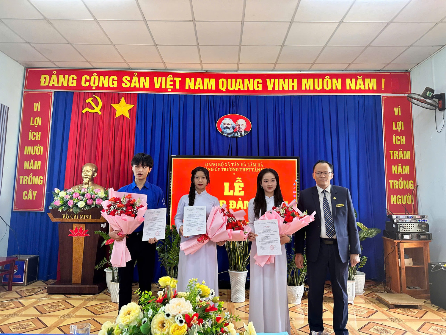 TRƯỜNG THPT TÂN HÀ KẾT NẠP 3 ĐẢNG VIÊN TRẺ LÀ HỌC SINH ƯU TÚ